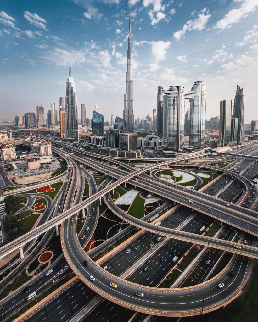 Avenida Sheikh Zayed Road viadutos e Burj Khalifa em DUBAI