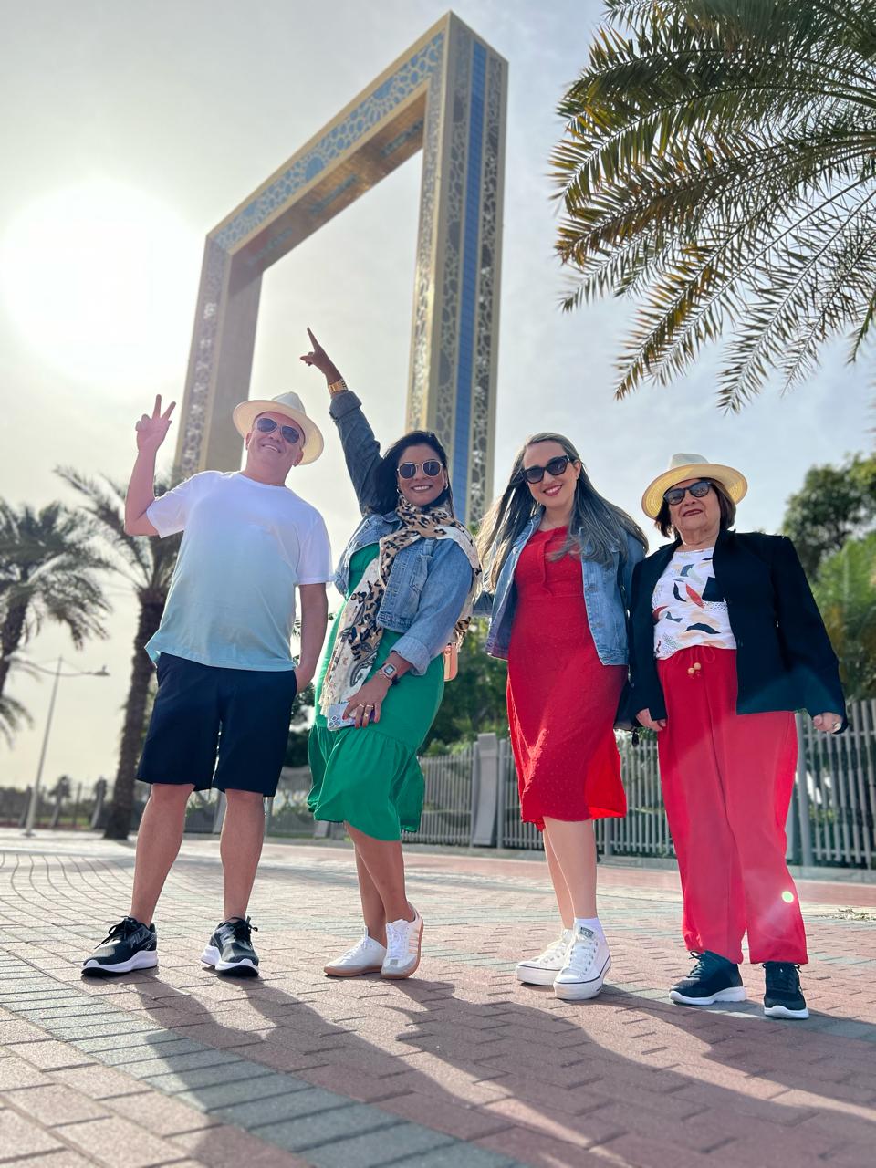 Turistas na frente do Dubai Frame