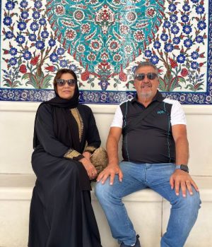 casal turista na mesquita Abu Dhabi
